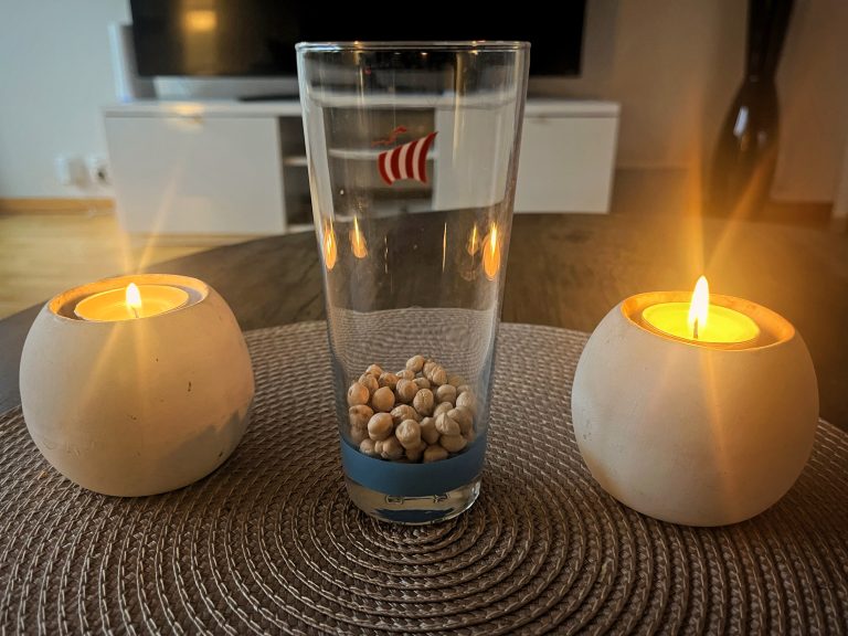 Foto på ett stort glas med kikärtor i.